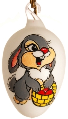 Великодній кролик на ялинковій іграшці у вигляді яйця